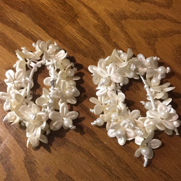 NWOT PEARL HAIR SCRUNCHIES - Picture 2 of 3